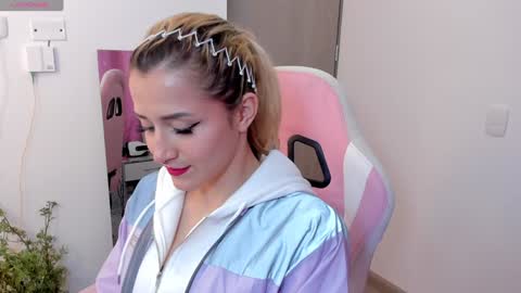 Snapshot of lollypetitte_ chatting on January 4, 2:35 am Lolly online show from January 4, 2:35 am