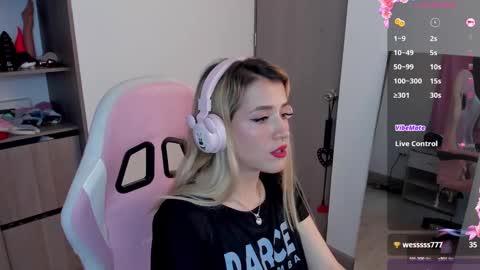 Snapshot of lollypetitte_ chatting on February 2, 1:34 am Lolly online show from February 2, 1:34 am