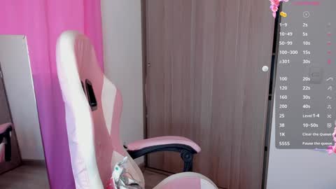 Snapshot of lollypetitte_ chatting on December 18, 8:47 pm Lolly online show from December 18, 8:47 pm