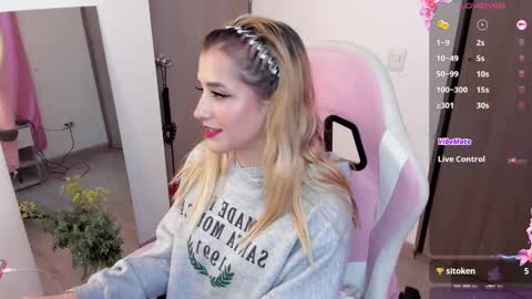 Snapshot of lollypetitte_ chatting on February 9, 1:45 am Lolly online show from February 9, 1:45 am