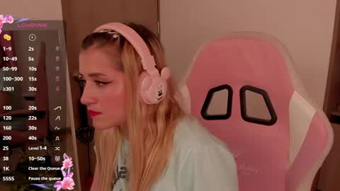 Snapshot of lollypetitte_ chatting on February 19, 2:01 am Lolly online show from February 19, 2:01 am