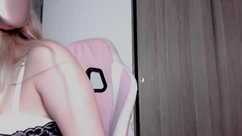 Snapshot of lollypetitte_ chatting on September 10, 5:07 am Lolly online show from September 10, 5:07 am