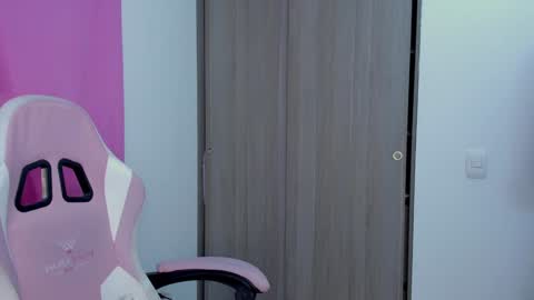 Snapshot of lollypetitte_ chatting on December 10, 9:22 pm Lolly online show from December 10, 9:22 pm