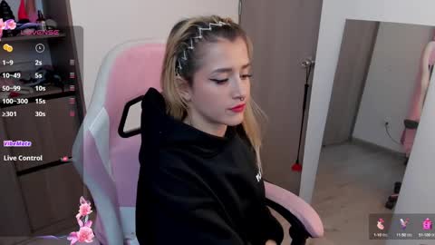 Snapshot of lollypetitte_ chatting on January 29, 1:58 am Lolly online show from January 29, 1:58 am