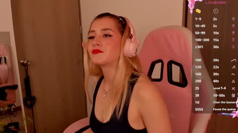 Snapshot of lollypetitte_ chatting on February 20, 2:51 am Lolly online show from February 20, 2:51 am