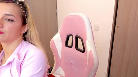 Snapshot of lollypetitte_ chatting on January 3, 2:54 am Lolly online show from January 3, 2:54 am