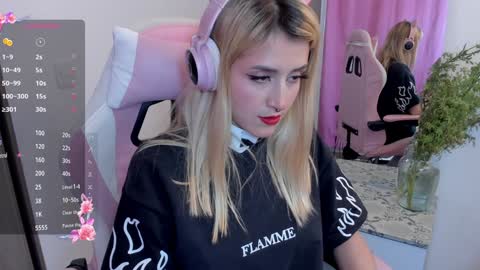 Snapshot of lollypetitte_ chatting on December 30, 3:03 am Lolly online show from December 30, 3:03 am