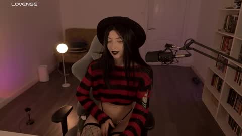 loony_moony online show from June 4, 1:48 pm