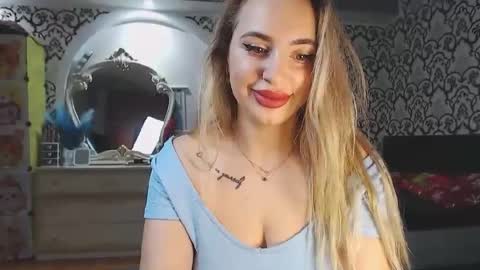 Queen LoraSinClare online show from December 18, 9:36 am