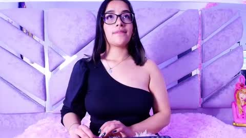 Snapshot of lorein_dim chatting on October 9, 8:46 pm Lorein online show from October 9, 8:46 pm