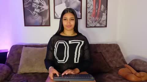 loretahorny online show from November 1, 1:15 pm