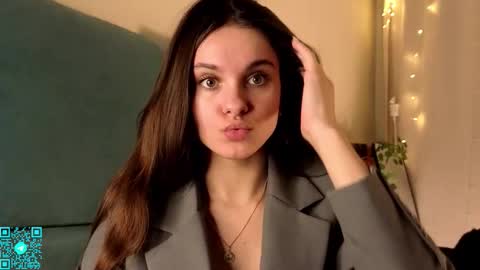 Chloe for Fan BlackHole online show from March 5, 6:15 pm