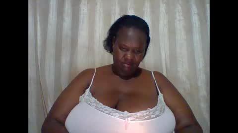 Snapshot of lovebigmelon chatting on February 5, 10:33 pm Lynn online show from February 5, 10:33 pm