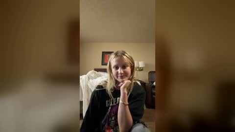 loveclaireelise online show from August 7, 11:17 am