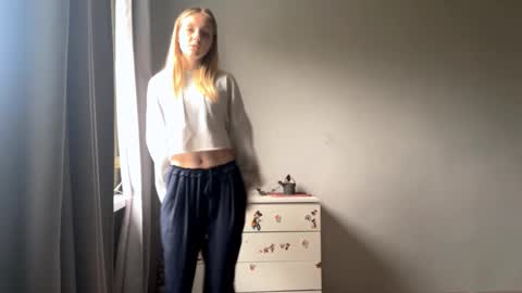 Snapshot of lovelladeboer chatting on October 10, 9:36 am Ella online show from October 10, 9:36 am