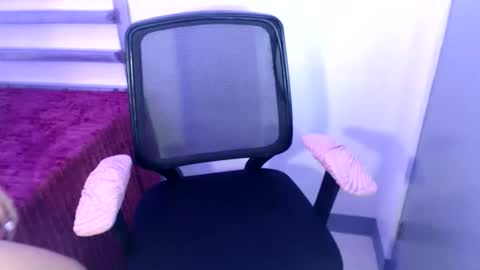 Snapshot of lovely_kitty13 chatting on October 9, 4:05 am im kitty online show from October 9, 4:05 am