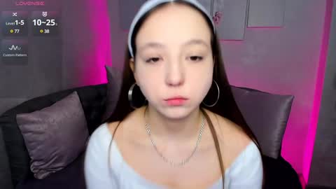 Snapshot of lovely_poppy chatting on January 24, 2:18 am Lolly online show from January 24, 2:18 am