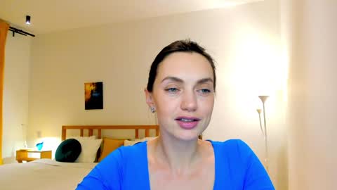 Snapshot of lovelyeemia chatting on December 8, 5:01 pm Mia online show from December 8, 5:01 pm