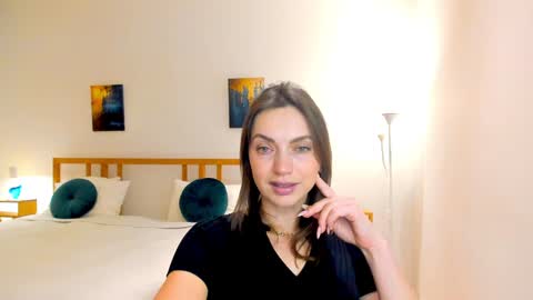 Snapshot of lovelyeemia chatting on December 11, 4:31 pm Mia online show from December 11, 4:31 pm