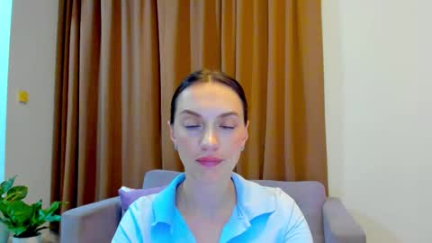 Snapshot of lovelyeemia chatting on October 17, 11:46 am Mia online show from October 17, 11:46 am