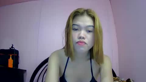 Snapshot of lovemae352295 chatting on February 15, 7:27 am lovemae352295 online show from February 15, 7:27 am