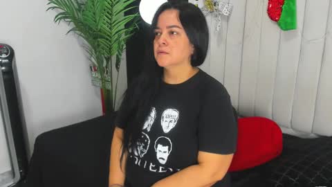 Snapshot of lucia_vonne chatting on December 18, 11:34 am Lucia Vonne online show from December 18, 11:34 am