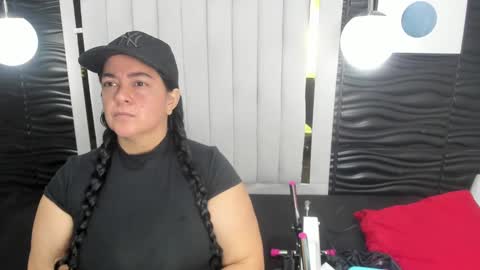 Snapshot of lucia_vonne chatting on February 19, 11:49 am Lucia Vonne online show from February 19, 11:49 am