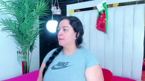 Snapshot of lucia_vonne chatting on December 29, 11:40 am Lucia Vonne online show from December 29, 11:40 am