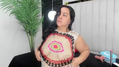 Snapshot of lucia_vonne chatting on February 11, 11:42 am Lucia Vonne online show from February 11, 11:42 am