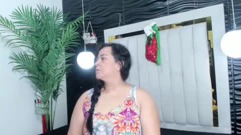 Snapshot of lucia_vonne chatting on December 27, 11:28 am Lucia Vonne online show from December 27, 11:28 am
