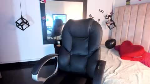Snapshot of lucia_vonne chatting on October 18, 12:36 am Lucia Vonne online show from October 18, 12:36 am