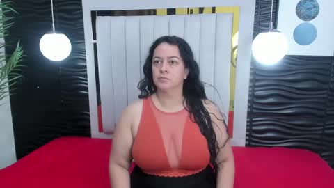 Snapshot of lucia_vonne chatting on February 22, 11:57 am Lucia Vonne online show from February 22, 11:57 am