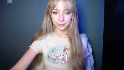 Snapshot of luciacam20 chatting on October 23, 6:52 am Lucy online show from October 23, 6:52 am