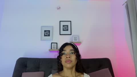 Snapshot of lucie_petite chatting on January 27, 6:52 pm Lucie - online show from January 27, 6:52 pm