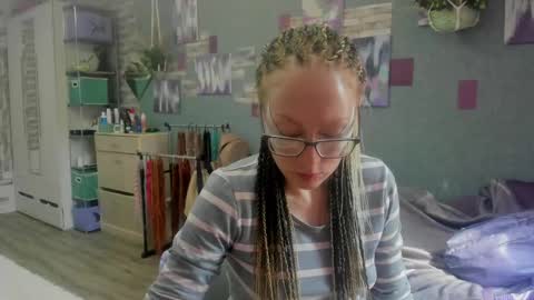lucky_licky20 online show from May 28, 2:42 am
