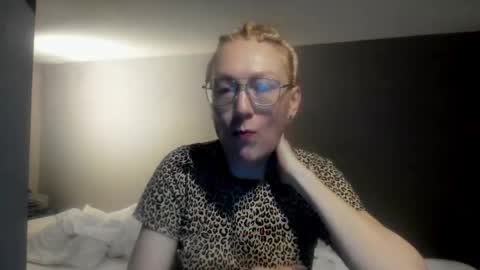 lucky_licky20 online show from February 18, 3:49 am