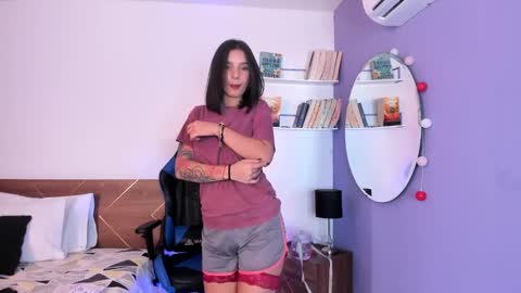 Snapshot of lucy_ferreiraa chatting on March 8, 6:19 am Your Lucy online show from March 8, 6:19 am