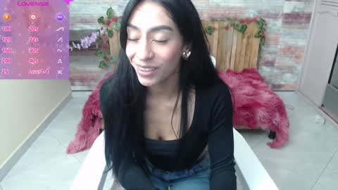 Snapshot of lucy_joi chatting on December 23, 1:40 am Luciana online show from December 23, 1:40 am