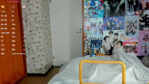 Snapshot of lucyrose33 chatting on October 17, 4:59 am Lucy Rose online show from October 17, 4:59 am