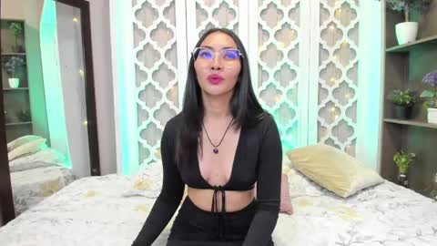 Snapshot of lucyy_liiu chatting on December 23, 9:08 pm Lucy Liiu online show from December 23, 9:08 pm
