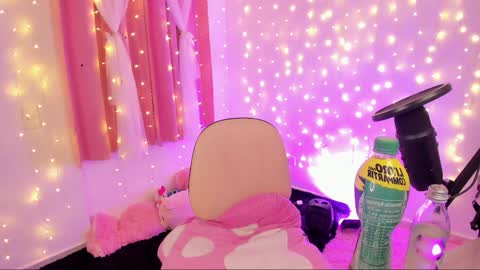 Snapshot of lucyy_peach chatting on January 24, 6:24 am LUCYY FROM HOME online show from January 24, 6:24 am