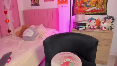 Snapshot of lucyy_peach chatting on October 17, 1:53 am LUCYY FROM HOME online show from October 17, 1:53 am