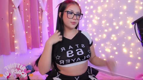 Snapshot of lucyy_peach chatting on February 5, 4:37 am LUCYY FROM HOME online show from February 5, 4:37 am