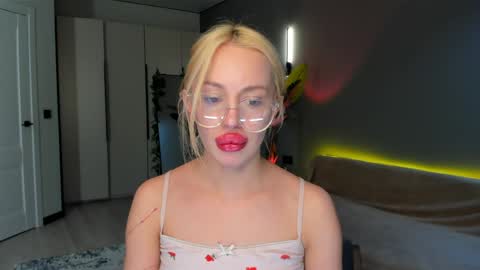 luna_beverly online show from April 1, 8:28 pm