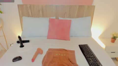 L U N A  online show from May 28, 1:53 pm
