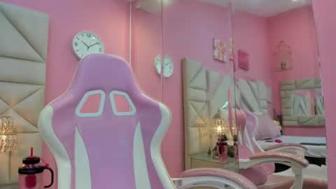 luna_hix online show from July 22, 12:39 pm