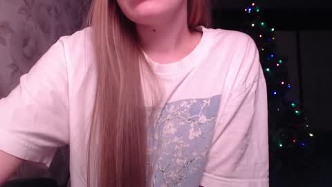 Snapshot of luna_loveisgood chatting on December 24, 9:00 pm Luna online show from December 24, 9:00 pm