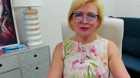 L u n a online show from May 26, 6:24 am