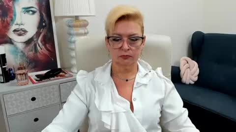 L u n a online show from July 24, 7:06 am