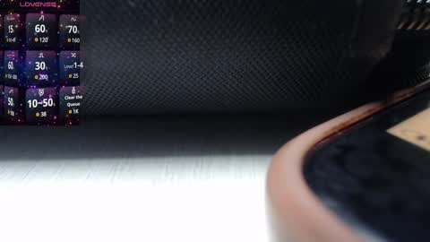 lunaafox online show from January 3, 12:00 am